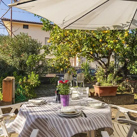 Con Giardino E Vista Mare * 圣玛丽亚纳瓦雷